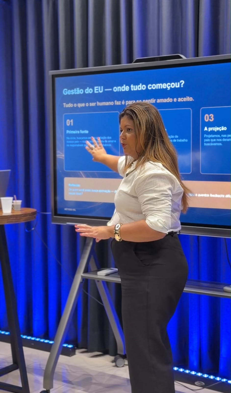Roberta Neves conduzindo o treinamento